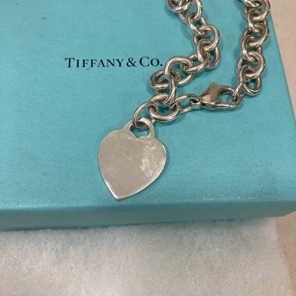 Authenticated Tiffany & Co. thick sterling silver chain bracelet heart charm - Picture 3 of 10